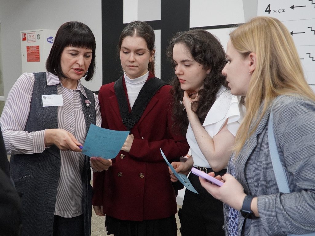 Абитуриенты встретились с работодателями в Университете сервиса