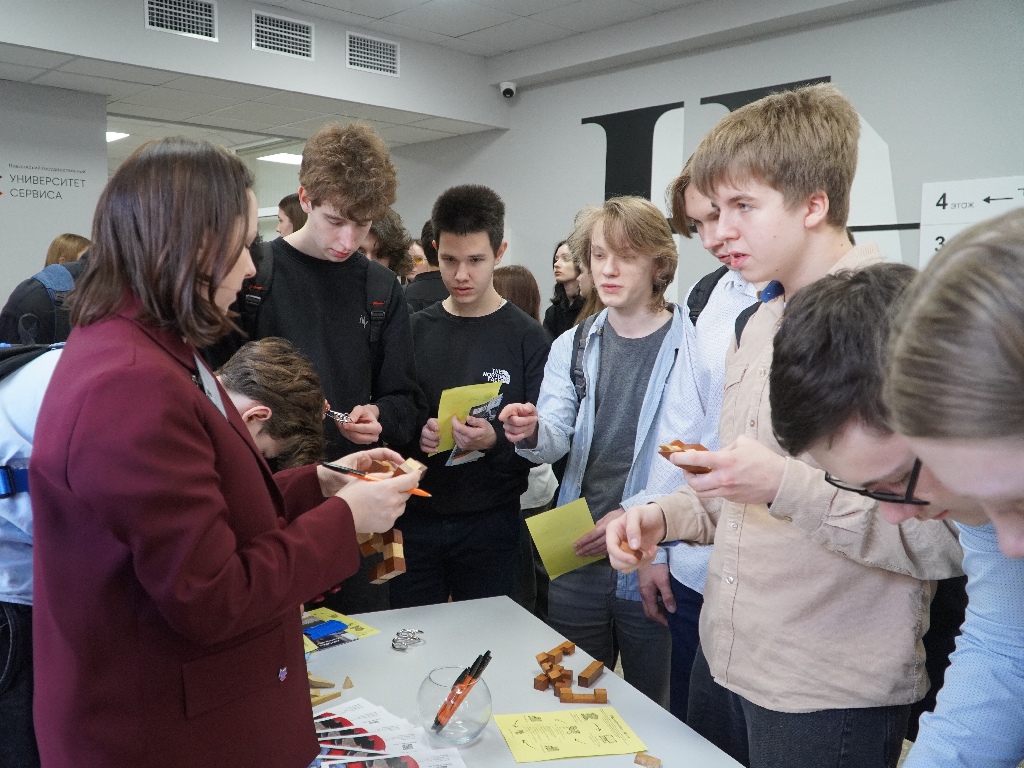 Абитуриенты встретились с работодателями в Университете сервиса