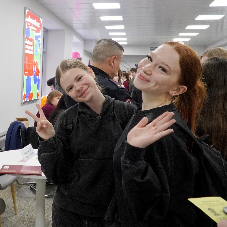 Абитуриенты встретились с работодателями в Университете сервиса