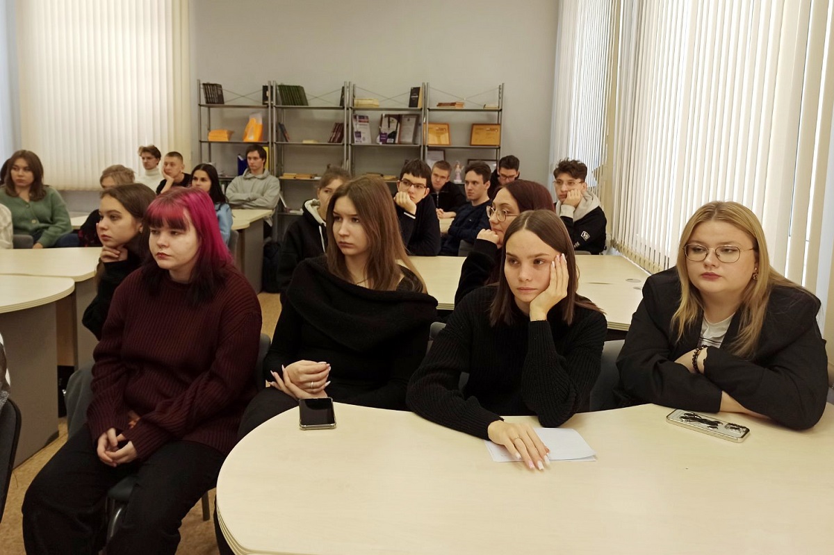 Участник СВО, автор стихов о мире стал героем встречи в Университете сервиса