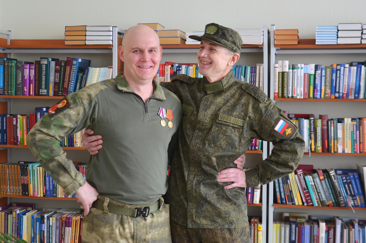 Участник СВО, автор стихов о мире стал героем встречи в Университете сервиса